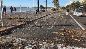 Si la ville est aujourd'hui concentrée sur sa façade littorale avec sa grande plage et son port de pêche, cagnes a des origines médiévales qui lui valent une implantation originelle sur les hauteurs. Photos Le Bord De Mer Impraticable A Cagnes Sur Mer Apres La Tempete