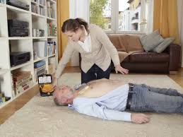 Why do doctors say 'clear!' before using a defibrillator? Leben Retten Mit Dem Defibrillator