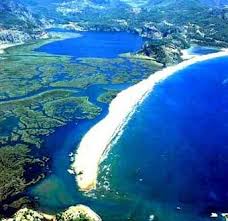 It Is The Dalyan River In Turkey And Iztuzu Beach Is That Sandy Area Between Fresh And Salty Water Turkiye Dunya Cennet