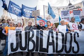 Imágenes de la marcha a Plaza de Mayo: los jubilados siguen haciendo lío -  lavaca