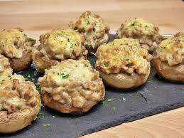 Salteamos los tallos picaditos con cebolla muy picadita. Champinones Rellenos De Carne Mis Cosillas De Cocina