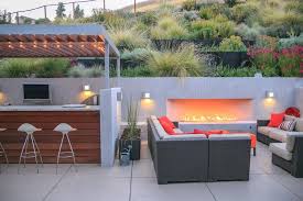Feuerschale Und Gartenkamin Als Blickfang 50 Ideen Fur Gartengestaltung Mit Feuerstelle Design Fur Aussenkuche Zeitgenossischer Garten Moderne Terrassen