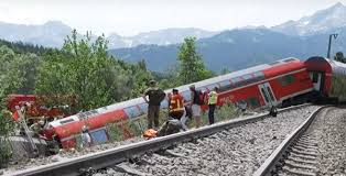 Εκτροχιασμός τρένου στη Γερμανία: Τουλάχιστον 3 νεκροί και 60 τραυματίες |  LiFO