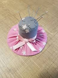 Dessine Ta Guenille Qui Porte Le Chapeau Mon Porte Epingle Porte Epingles Epingle Chapeau