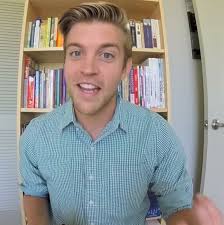 Brasileiros falam bem inglês? Youtuber americano analisa a fluência dos  famosos