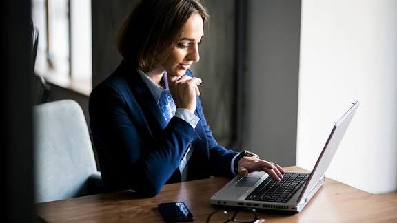 Advogado autônomo analisando métricas de tráfego pago no computador