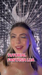 Saiu o tutorial dessa make de lua com o glitter da @Holo Store 🌙 Agora  querem ver como fiz a Tiara? ✨ #carnaval #tutorial #maquiagemdecarnaval  #fantasia #carnaval2024 #maquiagemdelua