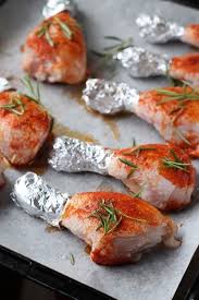 Porre sulla leccarda un foglio di carta forno e appoggiarvi le cosce di pollo. Cosce Di Pollo Alla Paprica Cosce Di Pollo Ricette Cene Veloci