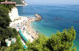 Mezzavalle, sirolo, numana e tante altre con foto e guida per sapere cosa fare e dove andare in vacanza Le Spiagge Della Riviera Del Conero Ecco Le Piu Belle