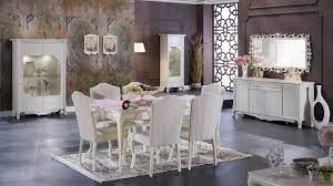 Konforu ve şıklığı bir araya toplayıp beyaz deri üzerine taş işlemeli sandalyeleri ile oyma desenli masalı ve aynalı konsolu ile bütünleşen bir görünümde yemek odası tasarlamış olan bellona. Istikbal Yemek Odasy Fiyatlary Yemek Odasy