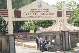 Kota kemuning arulmigu annai maha mariamman 2018 bramhautsavam amman alangaram picture. Sekolah Menengah Kota Kemuning Ringin Harjo Kak Aswari Bersalaman Dengan Siswi Pada Saat Sekolah Menengah Kejuruan Smk Pendidikan Menengah Kejuruan Adalah Pendidikan Pada Jenjang Akap Seot