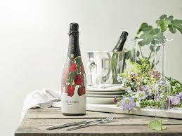 Appearances can be everything to get the chance to represent sweden at eurovision, zelmerlow had to win via a televote at melodifestivalen. Sag Det Med Rosor Jaume Serra Rose Bouquet Cava Brut Xperhotelsandtable