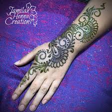 джейн фокс попробуй не засмеяться с водой во рту Swirly Curly Henna With Glitter Www Jamilahhennacreations Com Henna Mehndi Jamilahhennacreations Ctart Ctartist In 2020 Glitter Henna Henna Henna Designs