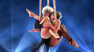 Carey hart and pink 's daughter willow sage is emulating her superstar mother with her new haircut. Pink And Daughter Willow Perform Stunning Aerial Duet At Billboard Music Awards