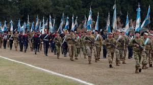Officers and enlisted servicemen of the argentine national gendarmerie marching down avenida roque sáenz peña in buenos aires at the 2010 argentine. Festejos De Mayo En La Argentina Vuelven Los Desfiles Por Tierra Y Aire Buena Vibra