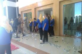 Informasi gaji itu penting untuk mengetahui berapa umk atau umr di kota tempat anda melamar kerja. Gaji Cleaning Service