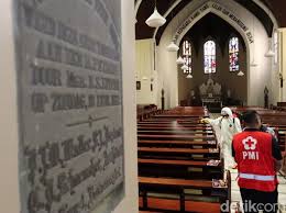 Check spelling or type a new query. Gereja Katedral Bandung Disemprot Disinfektan