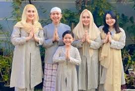 Jun 08, 2021 · kegaduhan gen halilintar ini pun diungkapkan langsung oleh warga malaysia lewat akun facebook milik karinda warsiyo yang mengatakan jika masyarakat negeri jiran itu sudah muak dengan keluarga dari suami aurel hermansyah itu. Xlylgz35xycg3m