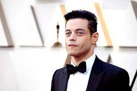Rami malek is an american actor known for his role in the 'night at the museum' film trilogy and also his role in the tv series 'mr. Oscar Unfall Gewinner Rami Malek Sturzt Von Der Buhne Gq Germany