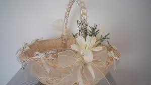 En cuanto a la vestimenta que deben llevar los pajes y damitas, dependerá mucho del estilo de la boda, pero hay que recordar que son niños y. Ideas De Canasta Para Damita Beautiful Gift Wrapping Rose Basket Recuerdos Baby Shower