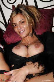 Visto come mi bagno tutta con un dito nel culo? - CASALINGHE AMATORIALI & CO