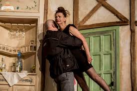 Atunci cand trebuie sa alegi daca incepi sau nu o. Comedia DezbracÄ Te Vreau SÄ Èi Vorbesc Iasi 1 Februarie 2020 La Iasi