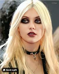 TAINA BERGAMASCHI es una bella Brasileña y es la Guitarrista de la banda  CRYPTA 👻👻.