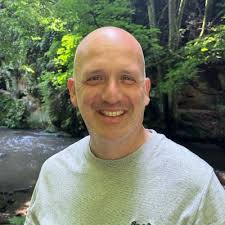 De Schrik van Roden op #1 in de hitlijst van Apple Podcasts! Vanaf  nieuwjaarsdag drie nieuwe afleveringen. Als je nog niet luistert, en  benieuwd bent naar het verhaal van een van de