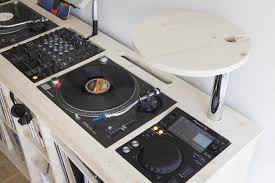 Zoom Sur Le Plateau De Notre Premier Meuble Pour Dj Et Professionnels De La Musique Le B Calling Nous Travaillons Pour Que Vo Meuble Dj Meuble Vinyle Meuble