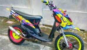 Dengan warna cat dominan hitam, maka sebenarnya bila ditambah stiker maupun cat warna kontras akan sedikit elegan seperti contoh dibawah ini, stiker lampu belakang warna kuning mebuat modif yamaha mio sporty ini tampak manis dan keren abis mas brow. 19 Cara Modifikasi Mio Trail Sebagai Inspirasi Moladin