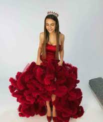 Девушка является популярным блогером, получившим известность благодаря своим смешным и танцевальным видео. Valya Karnaval Biografiya Pevicy Salve Music