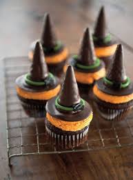 Cupcakes Chapeau De Sorciere Halloween Des Recettes Effrayantes Et Faciles Reperees Sur Pinterest Elle A Table Cupcakes D Halloween Recettes Halloween Recette Haloween