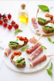 Un apéritif dinatoire le pays des, aperitif dinatoir original, mon 1er apéritif dinatoire long mais bon et facile, 1001 recettes halloween originales pour un apéro, tulipes apéritives aperitif dinatoire la boite. Comment Organiser Un Aperitif Dinatoire Pour 40 Personnes Conseils Astuces Recette Recevoir Un Dejeuner De Soleil