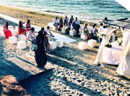 Per organizzare un matrimonio in spiaggia , importato direttamente dagli states, bisogna dire che il rito principale è quello civile. Voglia Di Matrimonio In Spiaggia Lemienozze It