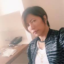 The layers manage to trap air next to the otter's skin, which keeps the otters dry and warm and also helps with buoyancy. Camui Gackt Posts Facebook