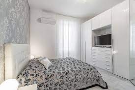 Qui l'equilibrio è conferito dalle forme essenziali e dai colori tenui che creano una visuale assolutamente gioiosa e fresca. 26 Idee Per Arredare La Camera Da Letto Piccola In Modo Eccezionale Homify