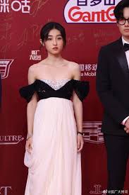 倪妮又出神图！Angelababy进不去的红毯，她美得像开了光……