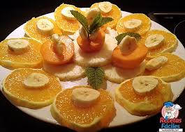 Otra raíz de arte decorativo es la japonesa, conocida como mukimono, en este caso se trata verdaderamente de una técnica de cocina, ya que las preparaciones se comen junto con el platillo que acompañan, por lo general sashimi y sushi. Receta De Frutas Naranja Platano Pina Y Albaricoque Recetas Faciles