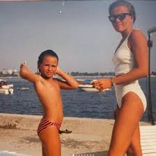 Çocukluğu moda deniz kulübü'nde geçmiştir. Eda Taspinar Yazmaya Hazir Degilim