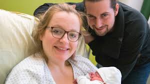 Ärzte-Paar freut sich über Neujahrsbaby statt Christkind