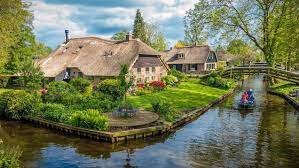 Peat cutting created ponds and lakes the 'venice of the netherlands' is best viewed from the water. How To Visit Giethoorn Netherlands A Charming Village Without Roads Or Cars