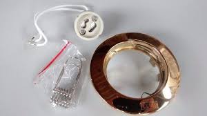 Recebo muitas dúvidas sobre este elemento da decoração, por isso hoje vou falar um pouquinho sobre cortineiros de gesso. Spot Para Lampada Gu10 Para Teto Sanca E Gesso Cor Ouro Llum Bronzearte Spots Decorshop A Sua Loja Online De Decoracao