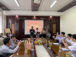 Nhìn lại quá trình thăng tiến của bà trần huyền trang, cho thấy có hàng loạt vấn đề đặt ra, với 8 năm vào làm việc tại cơ quan nhà nước, trong đó ít nhất 2 năm đi học các chứng chỉ, bằng cấp về chính trị, chuyên môn, thì bà trang đã cống hiến như thế nào trong công tác chuyên môn. VÄ©nh Phuc Bá»• Nhiá»‡m Con Gai 31 Tuá»•i Cá»§a Bi ThÆ° Tá»‰nh á»§y Lam Pho Giam Ä'á»'c Sá»Ÿ Kh Ä't