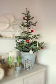 Choose from christmas direct's selection of fire retardant half trees,wall mounted trees and slimline trees. 44 Space Saving Christmas Trees For Small Spaces Digsdigs