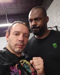 Une super personne ! Un grand plaisir d'avoir rencontré le GOAT, JON JONES  . Il m'a demandé de m'occuper de lui à plein temps, je dis quoi ?