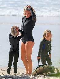 Chris hemsworth might need to take a few spanish lessons—just to find out why wife elsa pataky is angry! Chris Hemsworth S Wife Elsa Pataky Takes Their Children Surfing In Byron Bay Work Sydney
