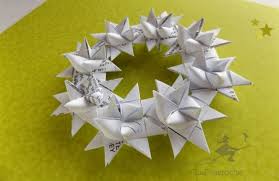 Pour faire cette étoile de noël en origami, rien de plus simple! La Filacroche Frobelstern L Etoile De Noel Allemande En Origami