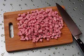 Как нарезать колбасу кубиками