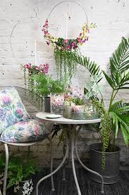 Si no cuentas con mucho tiempo para dedicarte a regarlas, puedes optar por las plantas artificiales, las cuales son una excelente opción, de igual manera. Decorar Con Flores Artificiales Consejos Para Alegrar Tu Casa Sin Esfuerzo