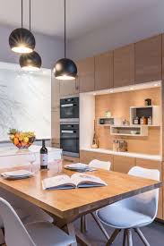Une Cuisine Bois Et Marbre Avec Ilot Cuisine Bois Cuisines Design Cuisine Moderne